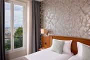 Chambre supérieure lits jumeaux vue Paris